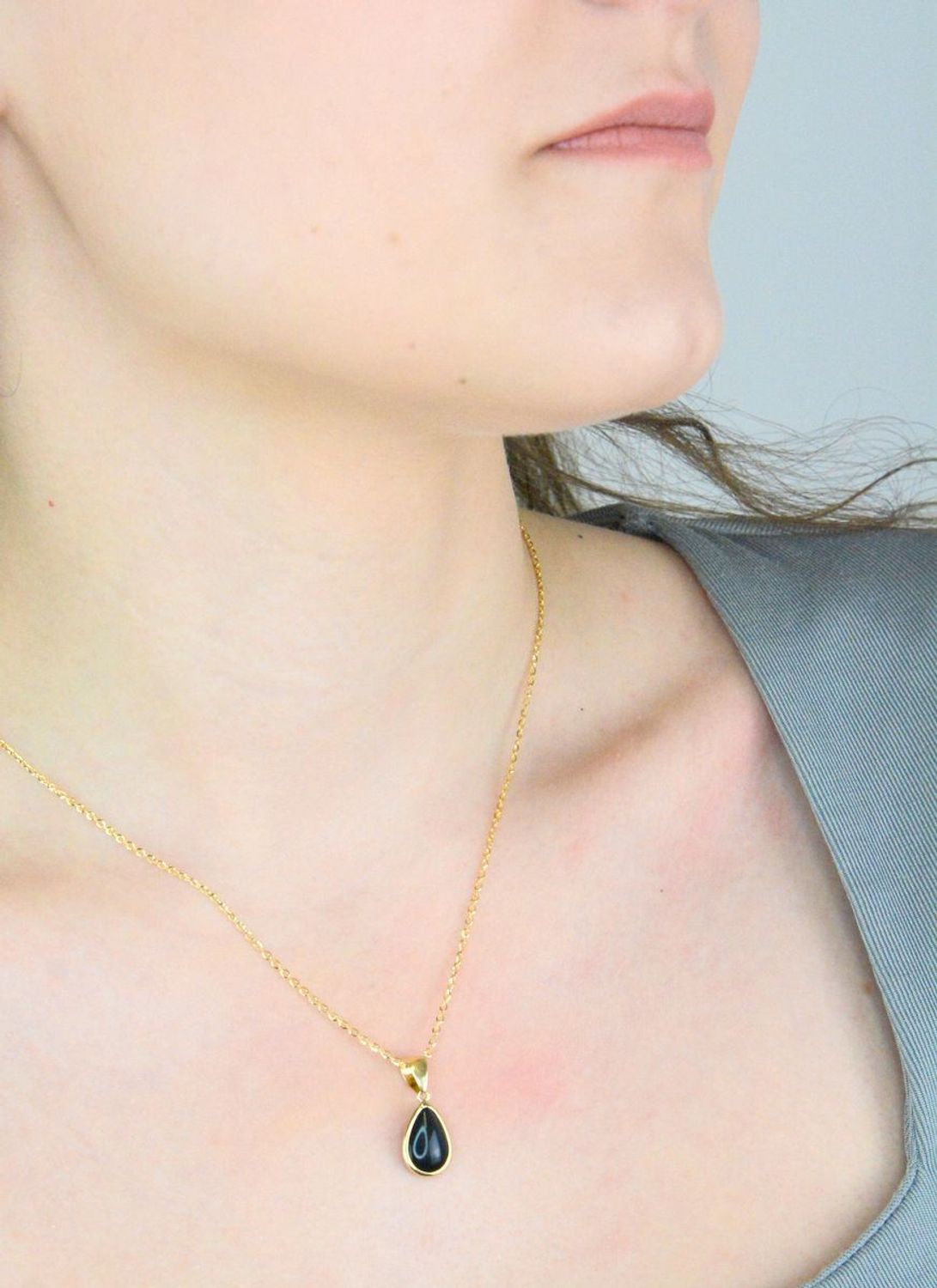 Zawieszka złota łezka onyks pr 585, E0NUE14059 ONX Wisiorek został wykonany z wysokiej jakości złota próby 585. Złoto to jeden z najpopularniejszych kruszców, cenione przez kobiety na całym świecie1.jpg